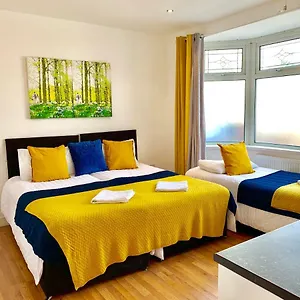 4-bedrooms-3-baths-full-kitchen-and-lounge-garden-free-parking.brighton-hotels-england.com/